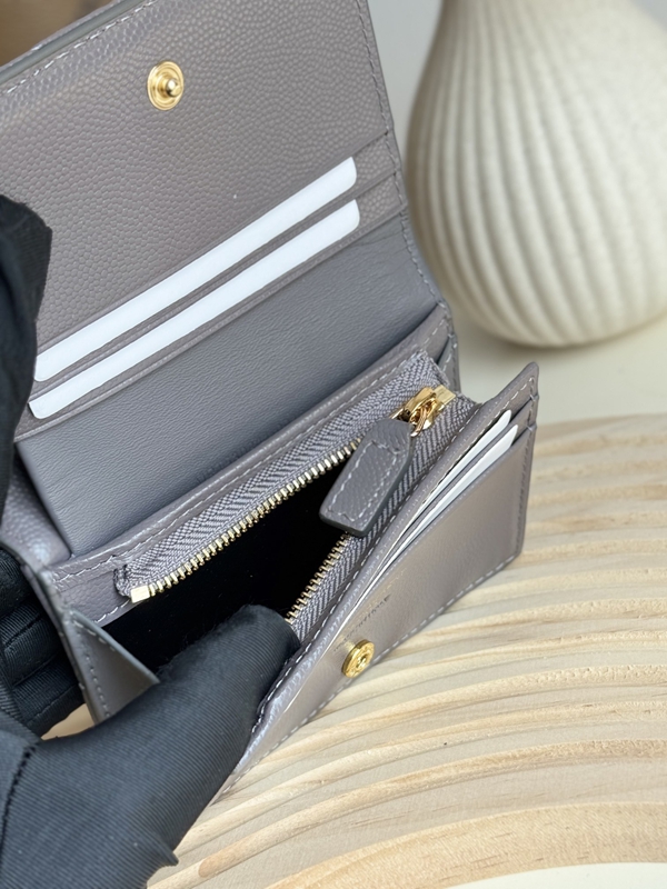 イヴサンローラン財布着用イメージ